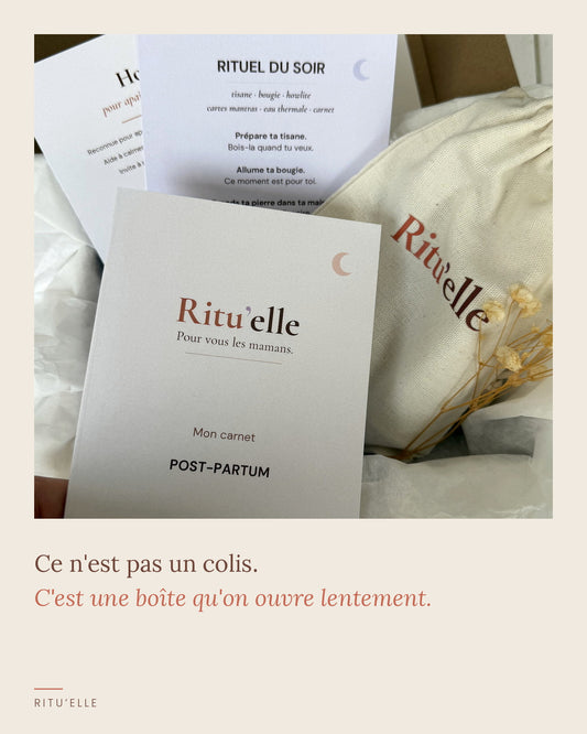 Coffret post-partum Ritu'elle ouvert, carnet et pochon en coton