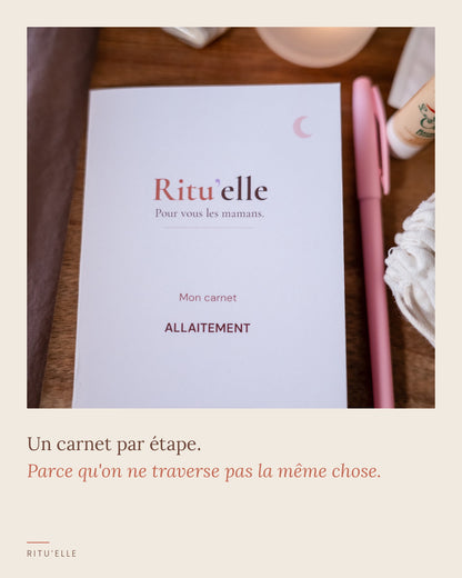 Carnet allaitement Ritu'elle posé sur un plateau