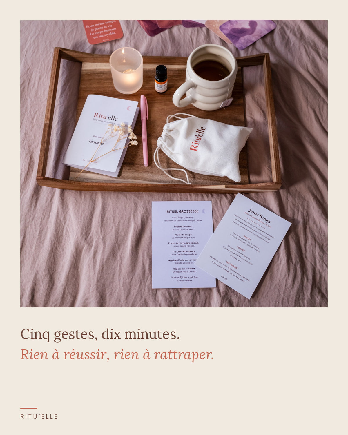Contenu complet du coffret grossesse Ritu'elle sur un plateau