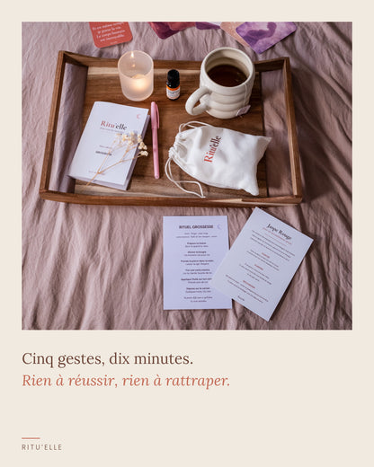Contenu complet du coffret grossesse Ritu'elle sur un plateau
