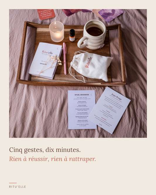 Contenu complet du coffret grossesse Ritu'elle sur un plateau