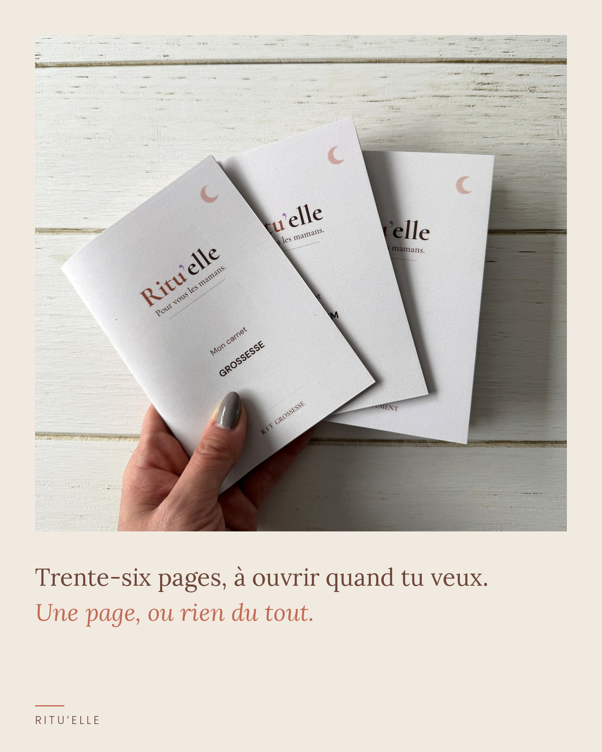 Les trois carnets Ritu'elle tenus en main